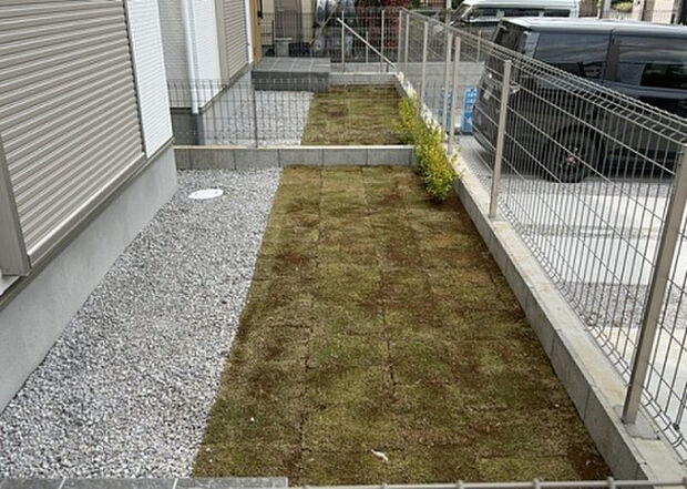 【庭】庭があることでガーデニングや家庭菜園はもちろん、こどもの遊び場やペットを放して遊ぶことができます。また、家の周囲に余裕があるということです。隣地との間があれば、十分な日当たりと、風通しが確保できます。