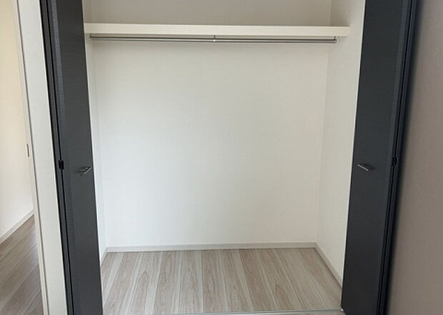 【ウォークインクローゼット】ウォークインクローゼットがあれば、クローゼット内でコーディネートが完成できますし、季節の変わり目に行う衣替えの手間も省けます。また、スーツケースなど大きいものもしまうことができ使い勝手がよいです。