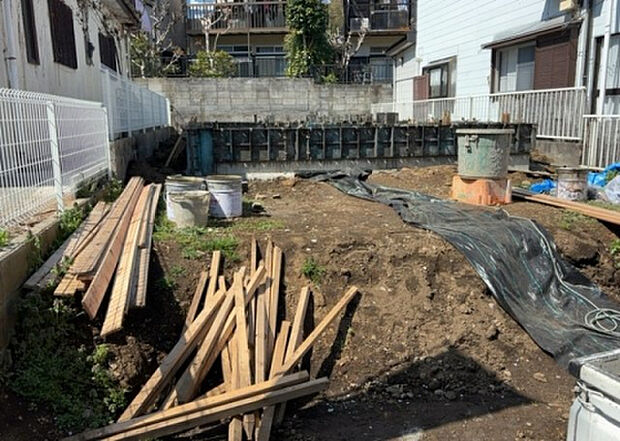 【玄関_2】玄関は、狭すぎると複数人で使いにくく、広すぎても無駄な空間になりがちです。最低2畳を目安にして、家の広さとの兼ね合いや家族の人数を考慮して決めるとよいでしょう。現地を見学して快適な玄関を選びましょう！