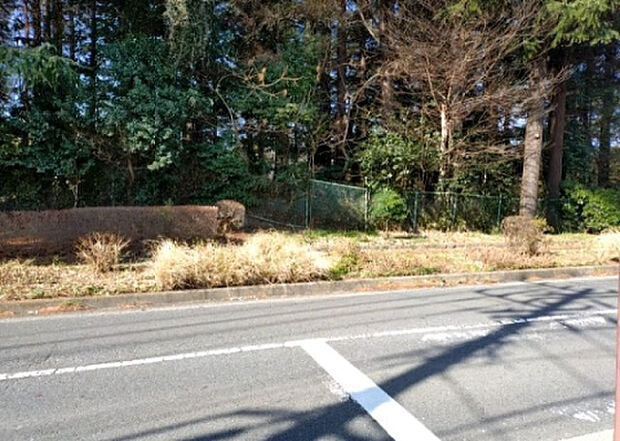【物件からの展望_2】眺望を気にして物件を探す場合、前面に建物が建っていないか現地で確認しましょう！前面に建物があると景色はもちろん、日当たりや風通しにも影響が出てきます。住んだ時のことを想像しながら現地見学をしましょう。