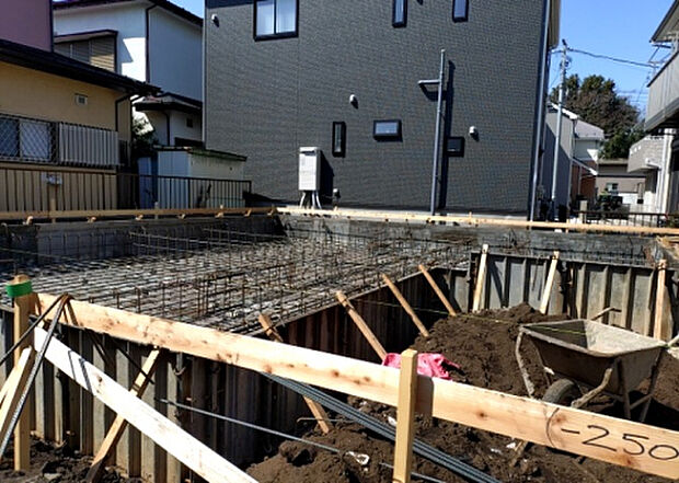 【外観_3】現地に行くなら、物件の周囲の地形がどうなっているかを見ることも大切です。周辺より低くなっている土地では、大雨などで水が集まりやすいため、地盤が弱くなっているということも考えられるため、注意が必要です。