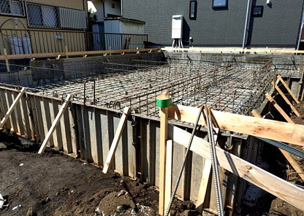 【玄関_2】玄関は、狭すぎると複数人で使いにくく、広すぎても無駄な空間になりがちです。最低2畳を目安にして、家の広さとの兼ね合いや家族の人数を考慮して決めるとよいでしょう。現地を見学して快適な玄関を選びましょう！