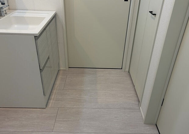 【脱衣場】多くの戸建て住宅で見かける洗面脱衣所は、洗面台と洗濯機が2畳ほどのスペースに並べられていて、洗面所が脱衣所を兼ね備えている間取りが一般的です。お客様が利用することもある、パブリックな空間でもあります。