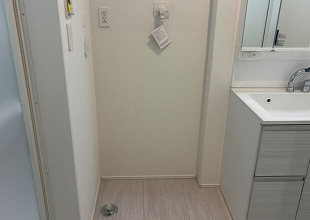 【ランドリースペース】ランドリースペースも気になります。洗濯機置場があり「洗う、干す、取り込む、アイロンがけ、たたむ」など、洗濯に関する家事をするための空間です。広さや収納など付帯設備も含めて、詳細は現地でご確認ください。