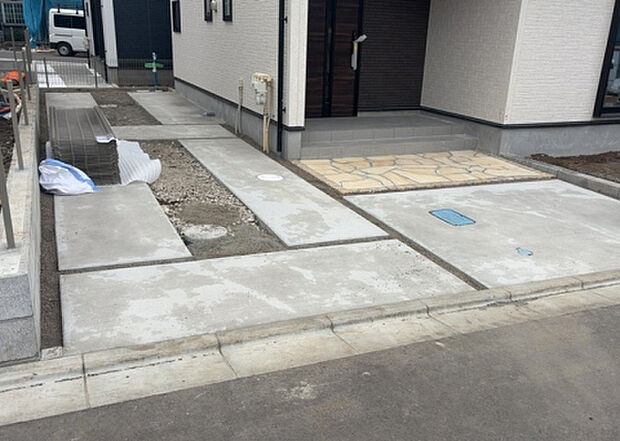 【駐車場】駐車場と明記されていても、最小スペースでつくられた駐車場だと大型車は駐車できなかったり、出入りしにくくなったりする可能性があります。お車のサイズと購入したい物件の駐車場のサイズを現地で確認しましょう。