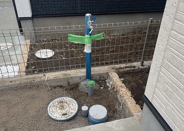 【その他設備】敷地内には、散水栓や立水栓があります。水道水を直接利用できるため、水を運ぶ手間を省くことが出来ます。大量の水を必要とする洗車作業や清掃などに役立ちます。その他設備とあわせて、現地でご確認ください。