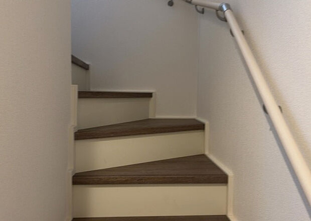 【内装】建物の上下階の通路である階段は、その位置によって動線や室内の印象が大きく左右されます。手摺にも重要な役割があり、転倒の防止・歩行や動作を円滑にして日常生活を支えることを主な目的として設置されています。