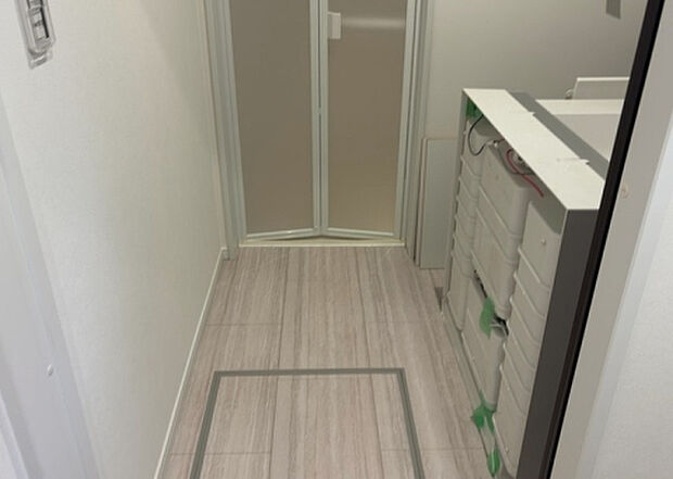 【脱衣場】多くの戸建て住宅で見かける洗面脱衣所は、洗面台と洗濯機が2畳ほどのスペースに並べられていて、洗面所が脱衣所を兼ね備えている間取りが一般的です。お客様が利用することもある、パブリックな空間でもあります。