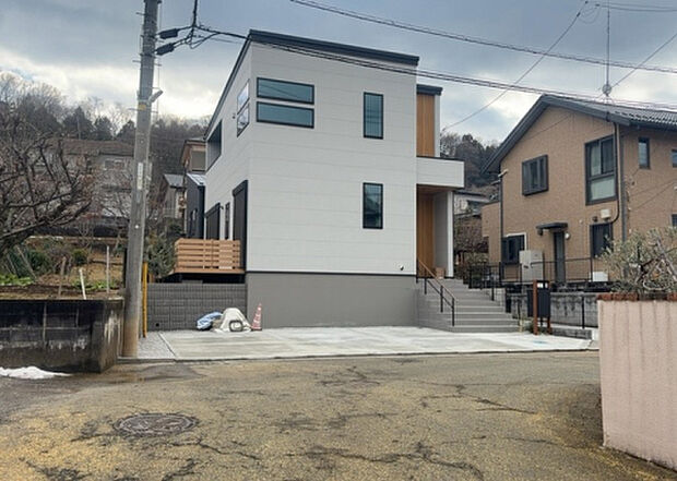 【前面道路含む現地写真_2】お持ちの車種によっては前面道路が広い方が便利でしょう。しかし、前面道路が広ければその分交通量が多くなるため、騒音などが気になる場合があります。実際に現地を見学し、周辺交通量や騒音などを確認しましょう!