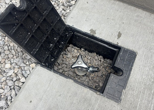 【その他設備】敷地内には、散水栓や立水栓があります。水道水を直接利用できるため、水を運ぶ手間を省くことが出来ます。大量の水を必要とする洗車作業や清掃などに役立ちます。その他設備とあわせて、現地でご確認ください。