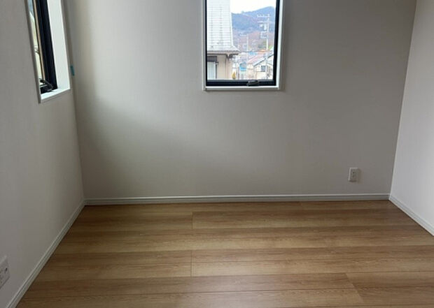 【洋室】洋室のメリットは重い家具が置きやすく、身の回りが整理しやすいことです。 床がフローリングのため畳とは異なり凹みにくいです。 クローゼットなど収納が豊富で、普段使わない旅行カバンや服の整頓も簡単にです。