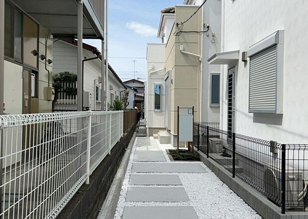 【前面道路含む現地写真_2】お持ちの車種によっては前面道路が広い方が便利でしょう。しかし、前面道路が広ければその分交通量が多くなるため、騒音などが気になる場合があります。実際に現地を見学し、周辺交通量や騒音などを確認しましょう!