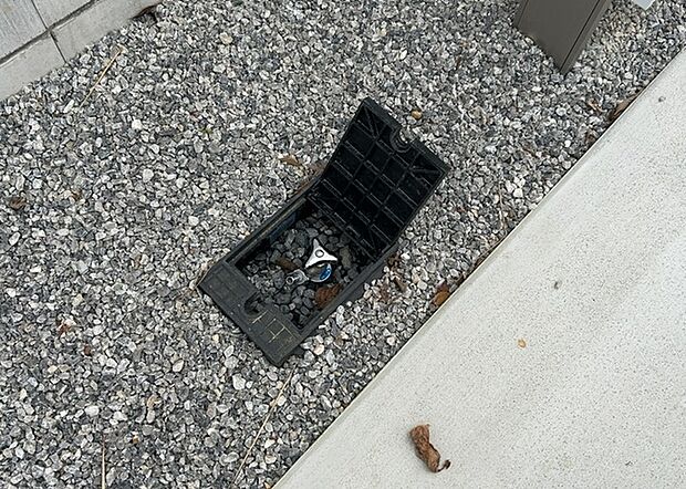 【外水栓】外水栓は、庭の水やりや洗車など、様々な用途に使える便利な設備です。ホースがしっかりと接続できるもの、水圧が安定しているものなど、使い勝手の良いものを選びましょう。また、凍結防止機能が付いているものなら、冬場でも安心して使用できます。