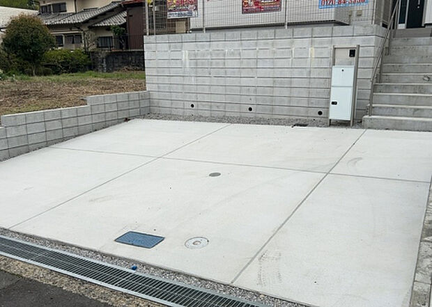 【駐車場】駐車場と明記されていても、最小スペースでつくられた駐車場だと大型車は駐車できなかったり、出入りしにくくなったりする可能性があります。お車のサイズと購入したい物件の駐車場のサイズを現地で確認しましょう。