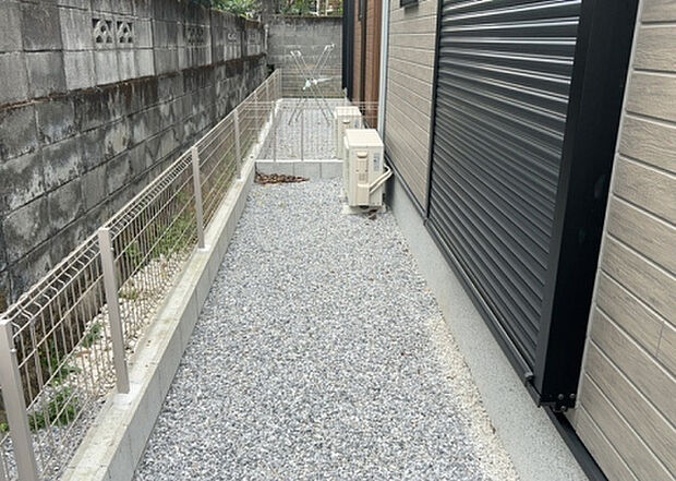 【庭】庭があることでガーデニングや家庭菜園はもちろん、こどもの遊び場やペットを放して遊ぶことができます。また、家の周囲に余裕があるということです。隣地との間があれば、十分な日当たりと、風通しが確保できます。