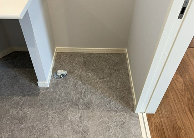 【ランドリースペース】ランドリースペースも気になります。洗濯機置場があり「洗う、干す、取り込む、アイロンがけ、たたむ」など、洗濯に関する家事をするための空間です。広さや収納など付帯設備も含めて、詳細は現地でご確認ください。