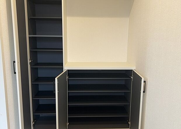 【玄関収納】玄関収納は、靴や傘、コートなどをスッキリと収納できるだけでなく、来客時に見せる顔となるため、家の顔とも言えます。収納量だけでなく、デザイン性も重視したいところです。ミラー付きの収納であれば、外出前の身だしなみチェックにも便利です。