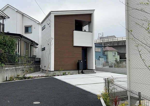 【前面道路含む現地写真_2】お持ちの車種によっては前面道路が広い方が便利でしょう。しかし、前面道路が広ければその分交通量が多くなるため、騒音などが気になる場合があります。実際に現地を見学し、周辺交通量や騒音などを確認しましょう！