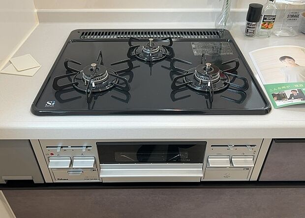 【キッチンコンロ】キッチンコンロは、料理の質を大きく左右する重要な設備です。火力調整のしやすさ、グリル機能の有無、安全装置の充実度など、選ぶポイントがたくさんあります。特に、IHクッキングヒーターは、お手入れのしやすさや安全性が高く、近年人気が高まっています。