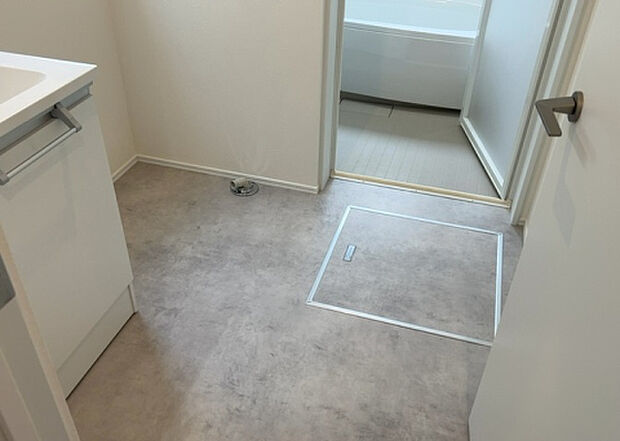 【脱衣場】多くの戸建て住宅で見かける洗面脱衣所は、洗面台と洗濯機が2畳ほどのスペースに並べられていて、洗面所が脱衣所を兼ね備えている間取りが一般的です。お客様が利用することもある、パブリックな空間でもあります。