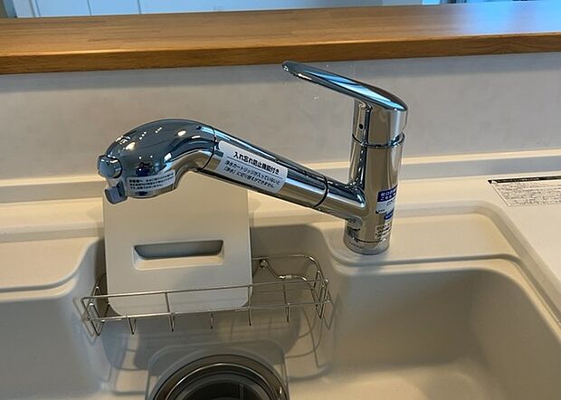 【キッチン水栓】キッチン水栓は、毎日必ず使うものだからこそ、使いやすさが重要です。シャワーヘッドの切り替えがスムーズか、吐水量が調節できるか、水しぶきが飛び散りにくい構造か、浄水機能が付いているかなど、日々の家事を快適にするための機能が数多くあります。また、デザインも多種多様なので、キッチン全体の雰囲気に合わせたものを選ぶことができます。