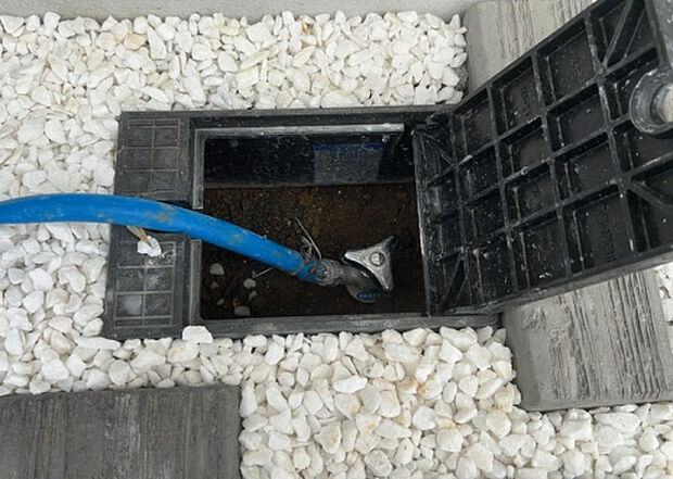 【その他設備】敷地内には、散水栓や立水栓があります。水道水を直接利用できるため、水を運ぶ手間を省くことが出来ます。大量の水を必要とする洗車作業や清掃などに役立ちます。その他設備とあわせて、現地でご確認ください。