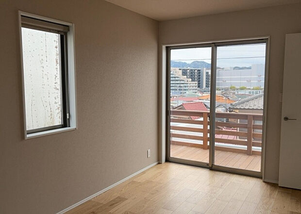 【洋室】洋室のメリットは重い家具が置きやすく、身の回りが整理しやすいことです。 床がフローリングのため畳とは異なり凹みにくいです。 クローゼットなど収納が豊富で、普段使わない旅行カバンや服の整頓も簡単にです。