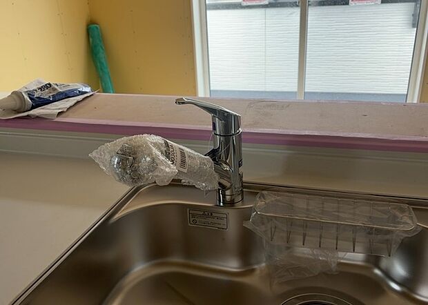 【キッチン水栓】キッチン水栓は、毎日必ず使うものだからこそ、使いやすさが重要です。シャワーヘッドの切り替えがスムーズか、吐水量が調節できるか、水しぶきが飛び散りにくい構造か、浄水機能が付いているかなど、日々の家事を快適にするための機能が数多くあります。また、デザインも多種多様なので、キッチン全体の雰囲気に合わせたものを選ぶことができます。