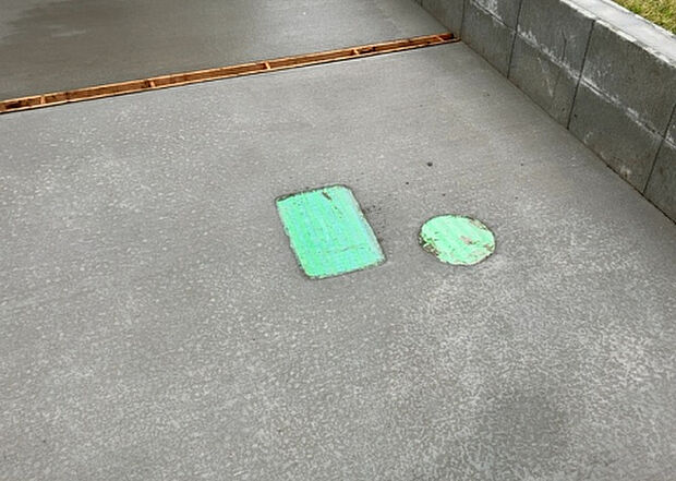 【その他設備】敷地内には、散水栓や立水栓があります。水道水を直接利用できるため、水を運ぶ手間を省くことが出来ます。大量の水を必要とする洗車作業や清掃などに役立ちます。その他設備とあわせて、現地でご確認ください。