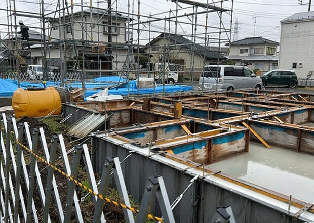 【玄関_2】玄関は、狭すぎると複数人で使いにくく、広すぎても無駄な空間になりがちです。最低2畳を目安にして、家の広さとの兼ね合いや家族の人数を考慮して決めるとよいでしょう。現地を見学して快適な玄関を選びましょう！