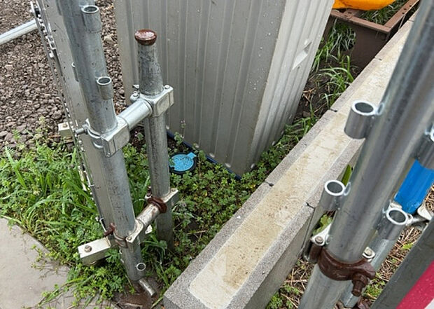 【その他設備】敷地内には、散水栓や立水栓があります。水道水を直接利用できるため、水を運ぶ手間を省くことが出来ます。大量の水を必要とする洗車作業や清掃などに役立ちます。その他設備とあわせて、現地でご確認ください。