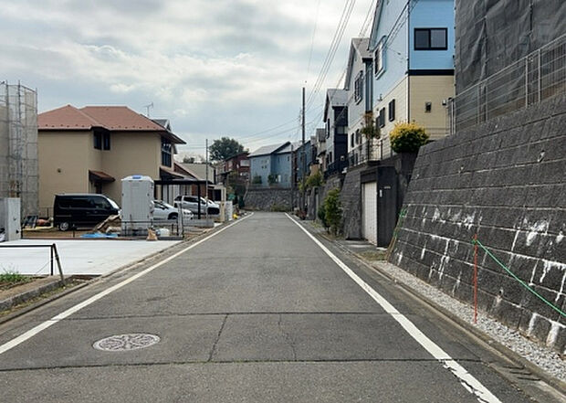 【物件からの展望_2】眺望を気にして物件を探す場合、前面に建物が建っていないか現地で確認しましょう！前面に建物があると景色はもちろん、日当たりや風通しにも影響が出てきます。住んだ時のことを想像しながら現地見学をしましょう。