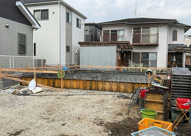 【外観_3】現地に行くなら、物件の周囲の地形がどうなっているかを見ることも大切です。周辺より低くなっている土地では、大雨などで水が集まりやすいため、地盤が弱くなっているということも考えられるため、注意が必要です。