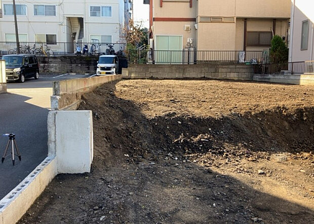 【駐車場_2】駐車場と明記されていても、最小スペースでつくられた駐車場だと大型車は駐車できなかったり、出入りしにくくなったりする可能性があります。お車のサイズと購入したい物件の駐車場のサイズを現地で確認しましょう。