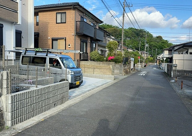 【前面道路含む現地写真_2】お持ちの車種によっては前面道路が広い方が便利でしょう。しかし、前面道路が広ければその分交通量が多くなるため、騒音などが気になる場合があります。実際に現地を見学し、周辺交通量や騒音などを確認しましょう！