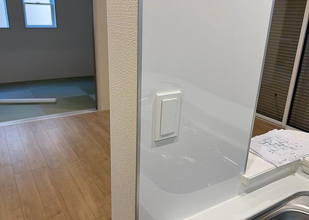 【給湯器リモコン】給湯器リモコンは、お風呂の温度設定やタイマー設定など、お風呂を快適に楽しむために欠かせないものです。液晶画面が大きく見やすいもの、操作ボタンが分かりやすいものなど、使いやすさが重要です。また、エコ機能が付いているものなら、光熱費の節約にもつながります。