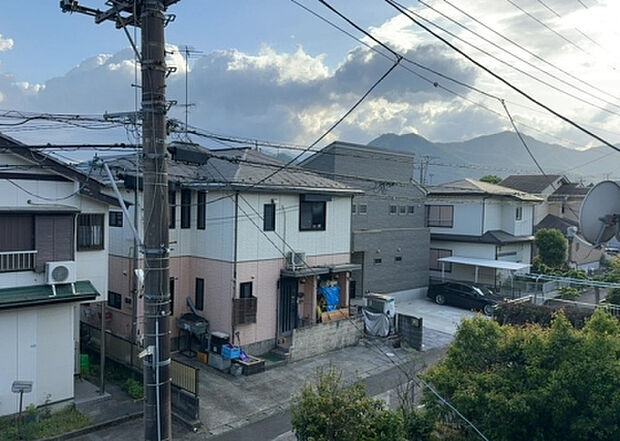 【物件からの展望】眺望を気にして物件を探す場合、前面に建物が建っていないか現地で確認しましょう！前面に建物があると景色はもちろん、日当たりや風通しにも影響が出てきます。住んだ時のことを想像しながら現地見学をしましょう。