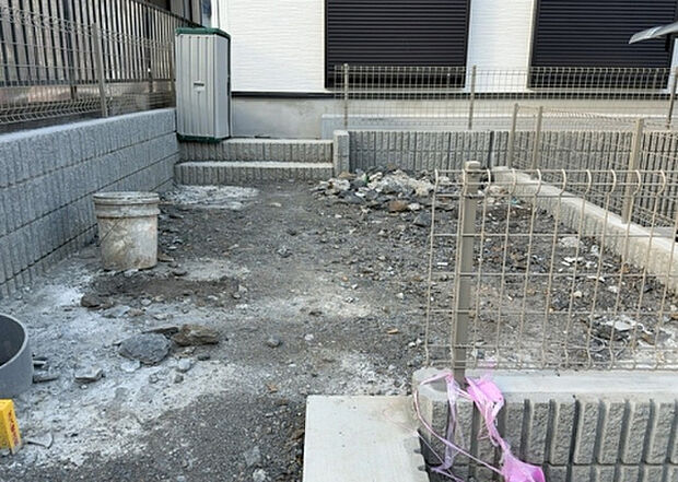 【庭】庭があることでガーデニングや家庭菜園はもちろん、こどもの遊び場やペットを放して遊ぶことができます。また、家の周囲に余裕があるということです。隣地との間があれば、十分な日当たりと、風通しが確保できます。