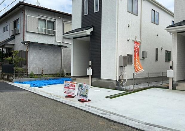 【前面道路含む現地写真_2】お持ちの車種によっては前面道路が広い方が便利でしょう。しかし、前面道路が広ければその分交通量が多くなるため、騒音などが気になる場合があります。実際に現地を見学し、周辺交通量や騒音などを確認しましょう！