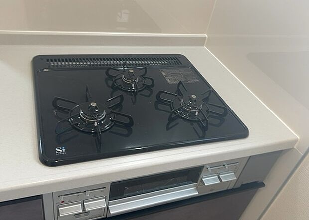 【キッチンコンロ】キッチンコンロは、料理の質を大きく左右する重要な設備です。火力調整のしやすさ、グリル機能の有無、安全装置の充実度など、選ぶポイントがたくさんあります。特に、IHクッキングヒーターは、お手入れのしやすさや安全性が高く、近年人気が高まっています。
