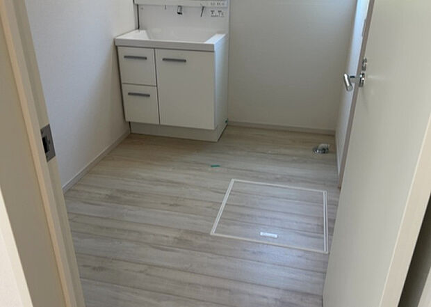 【脱衣場】多くの戸建て住宅で見かける洗面脱衣所は、洗面台と洗濯機が2畳ほどのスペースに並べられていて、洗面所が脱衣所を兼ね備えている間取りが一般的です。お客様が利用することもある、パブリックな空間でもあります。