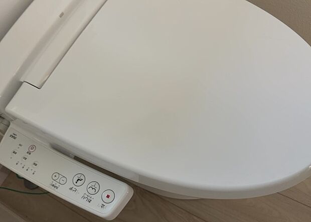 【ウォシュレット（リモコン）】ウォシュレットは、衛生面だけでなく、快適性も向上させる便利な設備です。洗浄機能の種類や水温調節機能など、様々な機能が付いたものが多くあります。リモコンも、操作が簡単で、使いやすいものを選びましょう。