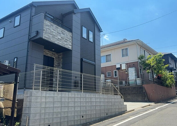 【前面道路含む現地写真_2】お持ちの車種によっては前面道路が広い方が便利でしょう。しかし、前面道路が広ければその分交通量が多くなるため、騒音などが気になる場合があります。実際に現地を見学し、周辺交通量や騒音などを確認しましょう！