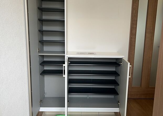 【玄関収納】玄関収納は、靴や傘、コートなどをスッキリと収納できるだけでなく、来客時に見せる顔となるため、家の顔とも言えます。収納量だけでなく、デザイン性も重視したいところです。ミラー付きの収納であれば、外出前の身だしなみチェックにも便利です。