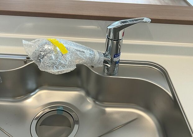 【キッチン水栓】キッチン水栓は、毎日必ず使うものだからこそ、使いやすさが重要です。シャワーヘッドの切り替えがスムーズか、吐水量が調節できるか、水しぶきが飛び散りにくい構造か、浄水機能が付いているかなど、日々の家事を快適にするための機能が数多くあります。また、デザインも多種多様なので、キッチン全体の雰囲気に合わせたものを選ぶことができます。