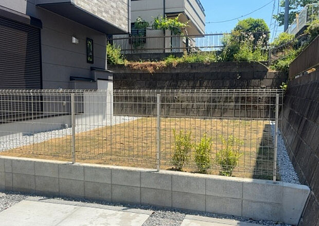 【庭】庭があることでガーデニングや家庭菜園はもちろん、こどもの遊び場やペットを放して遊ぶことができます。また、家の周囲に余裕があるということです。隣地との間があれば、十分な日当たりと、風通しが確保できます。