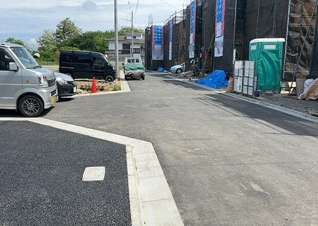 【前面道路含む現地写真_2】お持ちの車種によっては前面道路が広い方が便利でしょう。しかし、前面道路が広ければその分交通量が多くなるため、騒音などが気になる場合があります。実際に現地を見学し、周辺交通量や騒音などを確認しましょう!