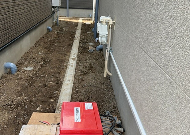 【庭】庭があることでガーデニングや家庭菜園はもちろん、こどもの遊び場やペットを放して遊ぶことができます。また、家の周囲に余裕があるということです。隣地との間があれば、十分な日当たりと、風通しが確保できます。