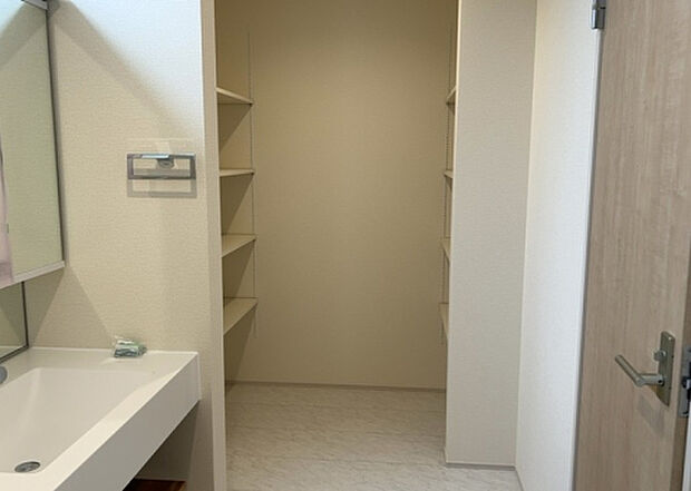 【脱衣場】多くの戸建て住宅で見かける洗面脱衣所は、洗面台と洗濯機が2畳ほどのスペースに並べられていて、洗面所が脱衣所を兼ね備えている間取りが一般的です。お客様が利用することもある、パブリックな空間でもあります。