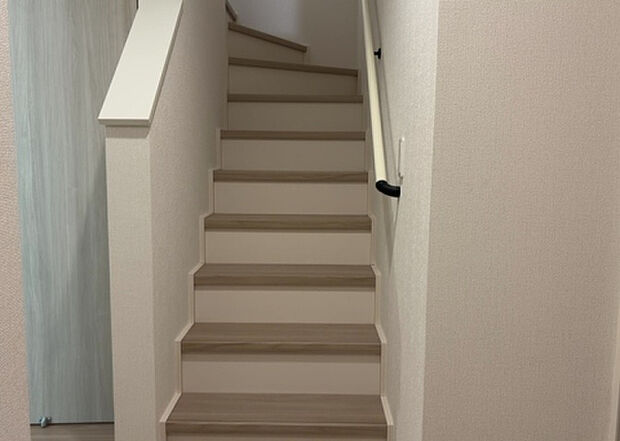 【内装】建物の上下階の通路である階段は、その位置によって動線や室内の印象が大きく左右されます。手摺にも重要な役割があり、転倒の防止・歩行や動作を円滑にして日常生活を支えることを主な目的として設置されています。